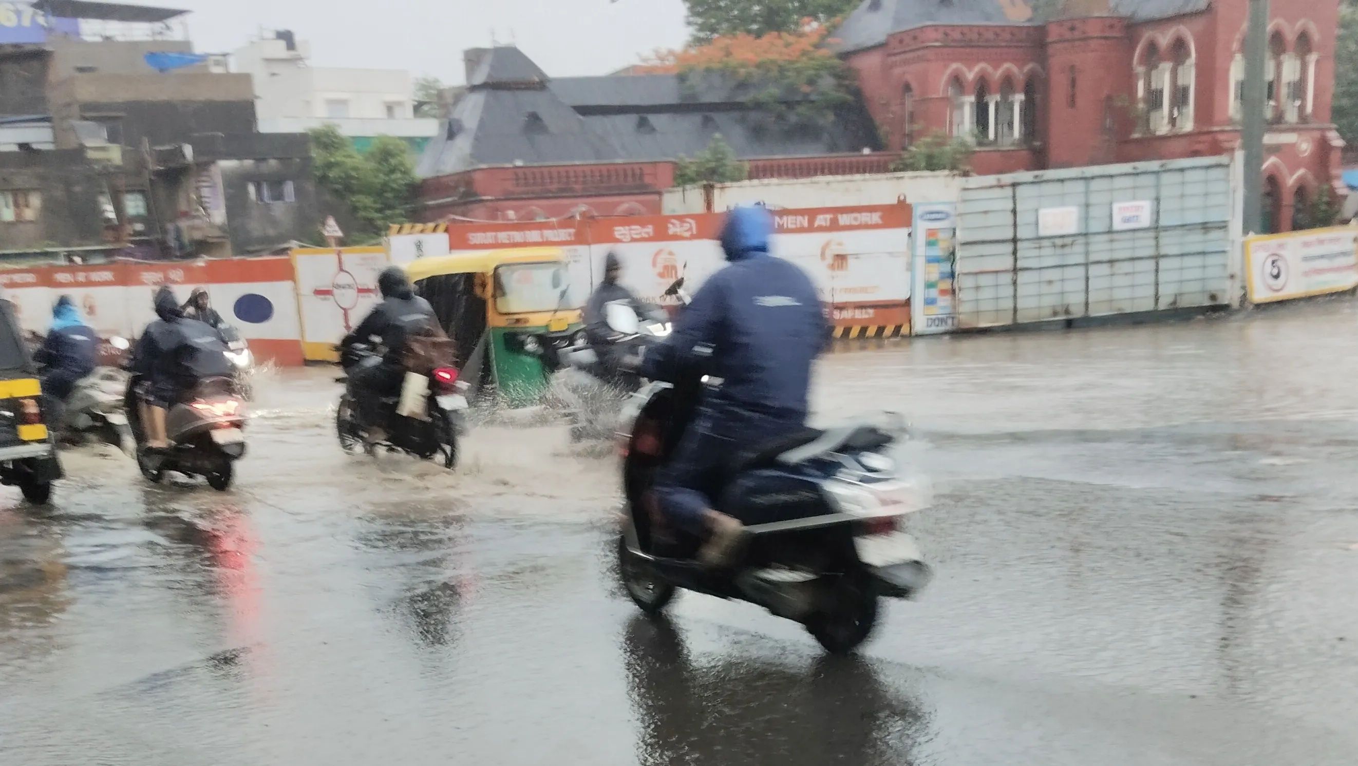सूरत में झमाझम बारिश की एंट्री: वाहन चालकों को भारी परेशानी