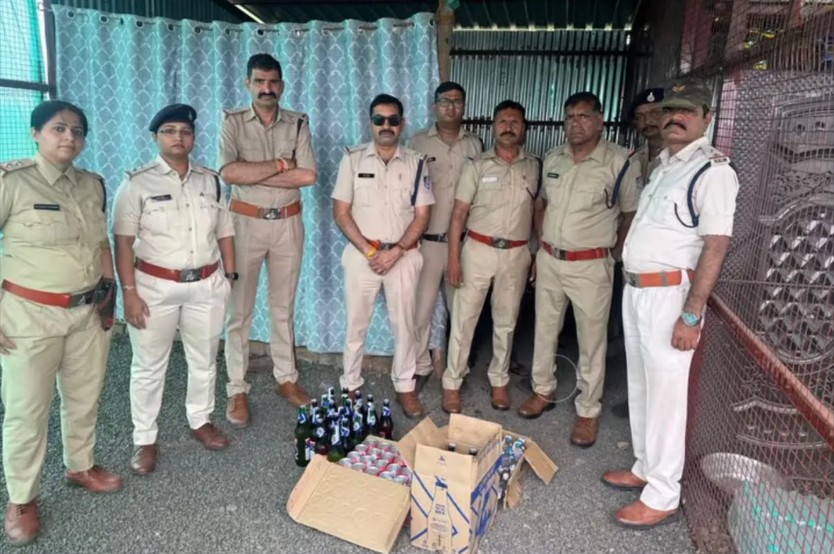 देवास आबकारी विभाग की अवैध शराब के विरुद्ध कठोर कार्रवाई