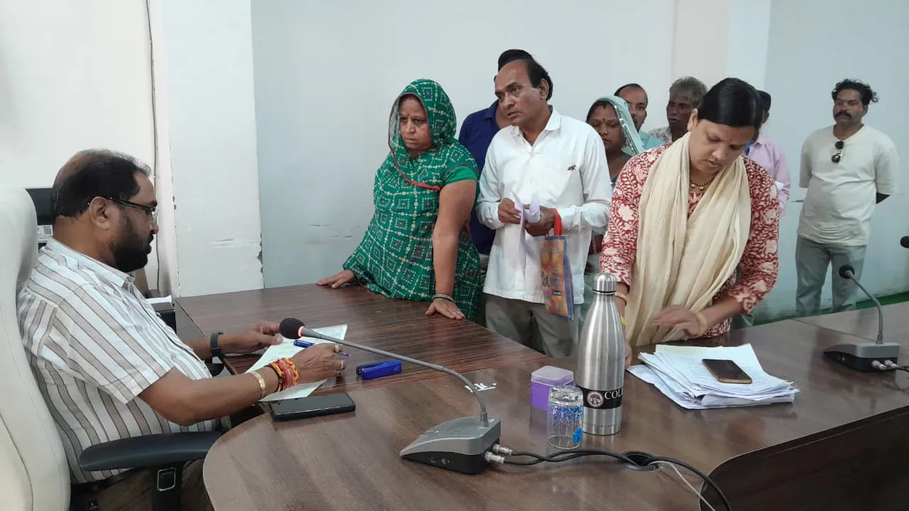 जनसुनवाई में पहुंचे नागरिक, अपर कलेक्टर ने सुनी समस्याएं